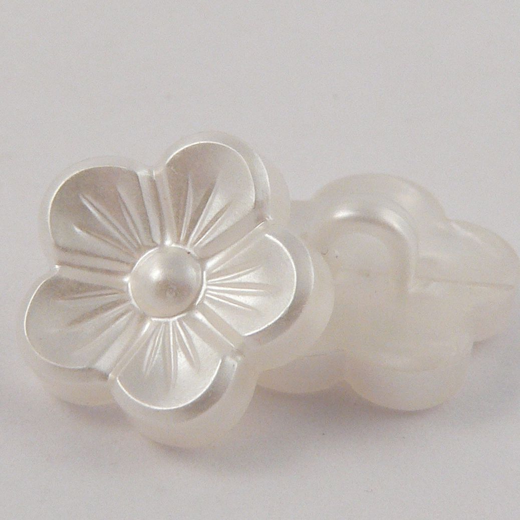 Mother of Pearl Flower Buttons